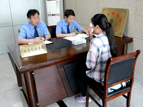 该院党组书记,检察长岳德全在检察服务中心接待了信访人刘某.