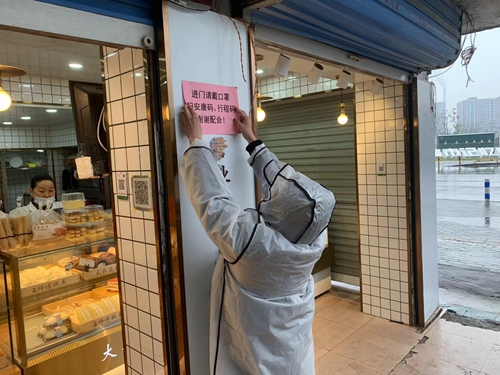 并协助商铺负责人申领安康码,还细心打印了"进门请戴口罩,扫安康